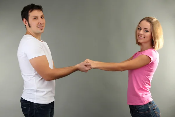 Verliefde paar op grijze achtergrond — Stockfoto