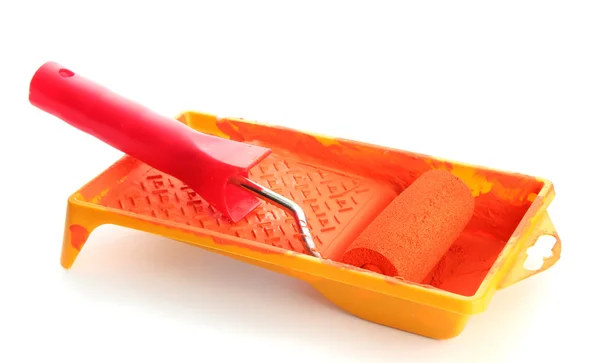 Rolo na bandeja com tinta laranja isolada no branco — Fotografia de Stock