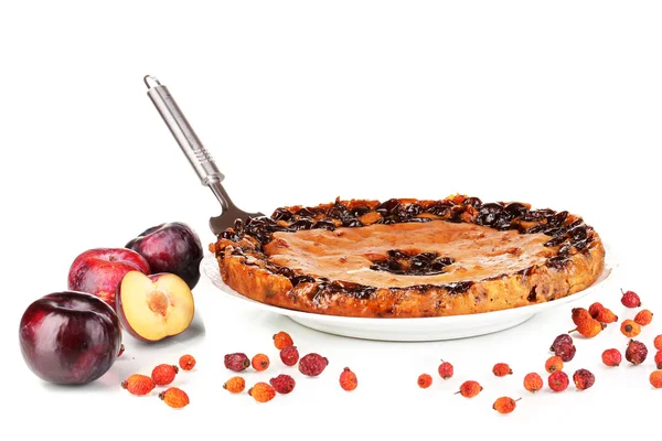 Pie lezat di piring dengan plum diisolasi di atas putih — Stok Foto