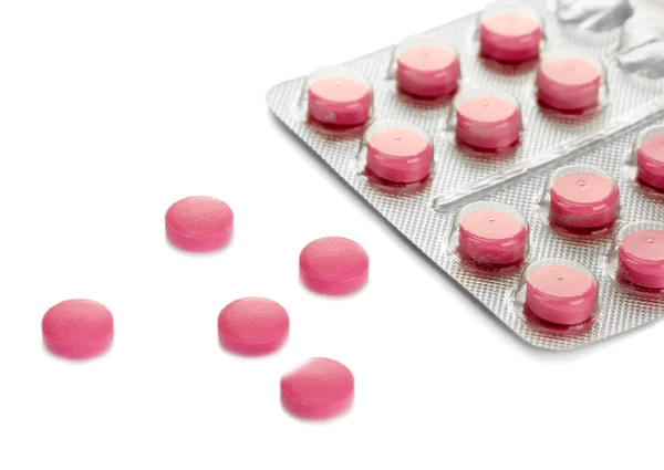 Tabletták csomagolják buborékfóliában, elszigetelt fehér — Stock Fotó