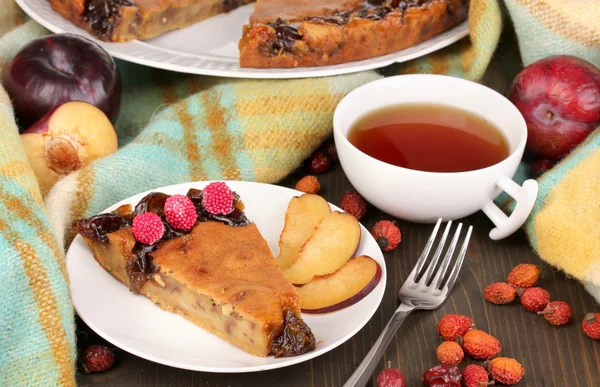 Leckere Torte auf Teller auf Holztisch — Stockfoto