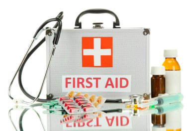 ilk yardım kutusu, üzerinde beyaz izole