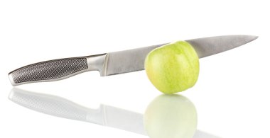 Yeşil elma ve üzerinde beyaz izole bıçak