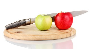 kırmızı, yeşil elma ve bıçak üzerinde beyaz izole kesme tahtası üzerinde