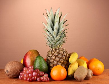 meyve kahverengi zemin üzerine bir tablo natürmort