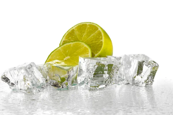 Eiswürfel mit Limette isoliert auf weiß — Stockfoto