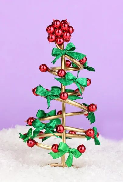 Wire Christmas tree on lilac background — Stock Photo, Image