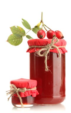 kavanoz hip gül reçeli ve üzerinde beyaz izole olgun çilek ile