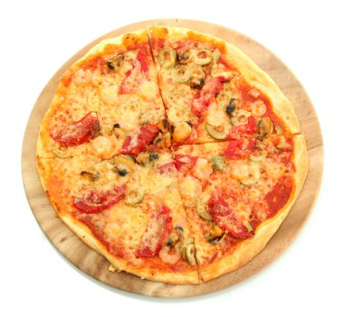 lezzetli pizza üzerinde beyaz izole kesme tahtası üzerinde