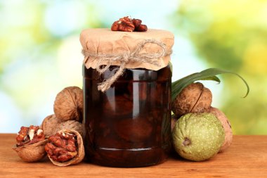 Ceviz ahşap tablo yeşil zemin üzerine reçel kavanoz