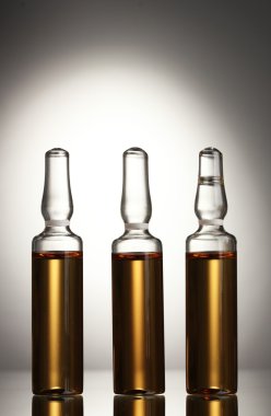 Gri arka planda tıbbi ampule