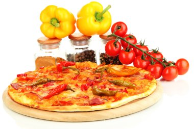 sebzeler üzerinde ahşap tahta üzerinde beyaz izole lezzetli biberli pizza