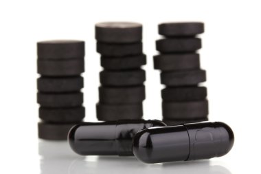 aktif karbon tabletleri üzerinde beyaz izole içinde