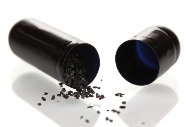aktif kömür üzerine beyaz izole kapsül