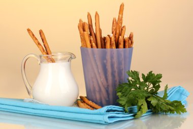 Mor plastik kap Sarı zemin üzerine lezzetli kızarmış sopa