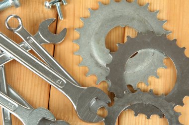 Makina dişli, metal cogwheels, civata ahşap zemin üzerinde