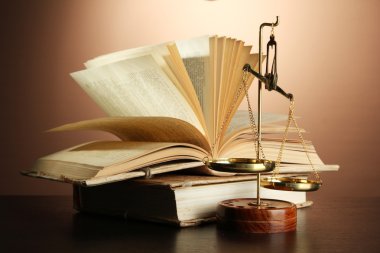 Adalet ve kitap kahverengi zemin üzerine Altın pul