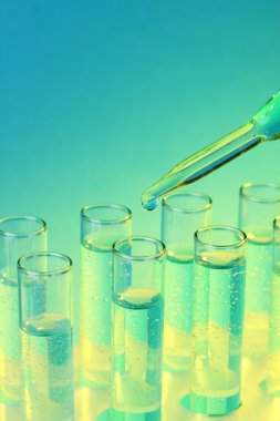 test tüpleri ile mavi zemin üzerine sıvı