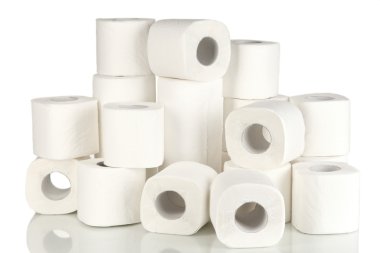 Tuvalet kağıdı ruloları beyaza izole edilmiş.