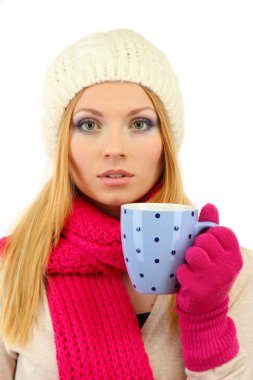 çekici genç bir kadın ile üzerine beyaz izole, sıcak bir içecek fincan holding