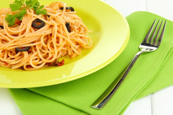 Spaghetti italiani in piatto su tavolo di legno primo piano — Foto Stock