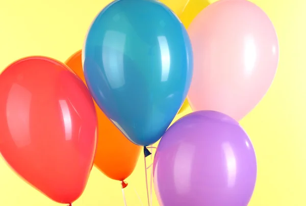 Balões coloridos no fundo amarelo — Fotografia de Stock