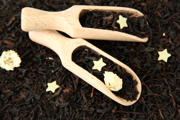 Aromatischer schwarzer, trockener Tee mit Blüten, Nahaufnahme — Stockfoto