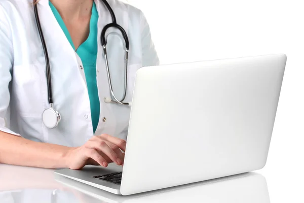 Médico usando computador portátil isolado no branco — Fotografia de Stock