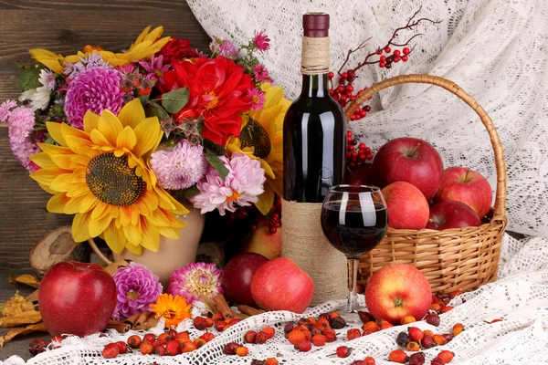 Барвисте осіннє натюрморт з яблуками та вином крупним планом — стокове фото