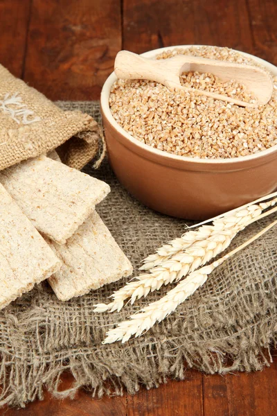 Tarwezemelen op tafel — Stockfoto