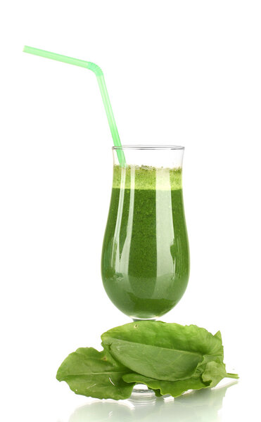 Зеленый сок в кокосовом стакане, изолированный на белом
