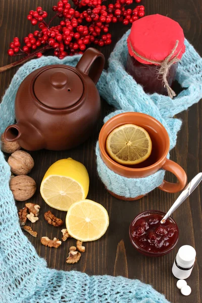 Dobra herbata z dżemem na odporność na drewniany stół szczegół — Zdjęcie stockowe