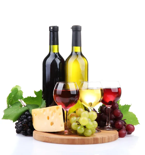 Bouteilles et verres de vin, assortiment de raisins et fromages isolés sur blanc — Photo