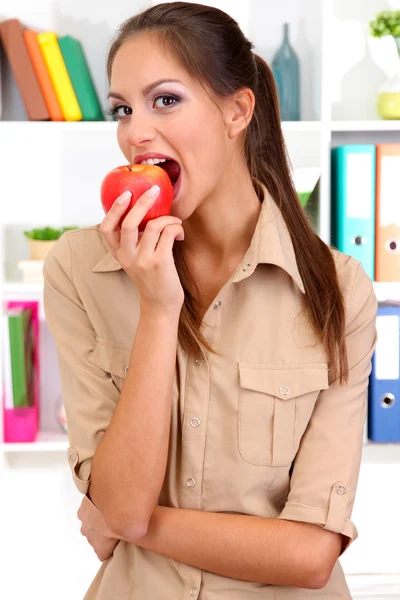 Joven empresaria comiendo una manzana — Foto de Stock