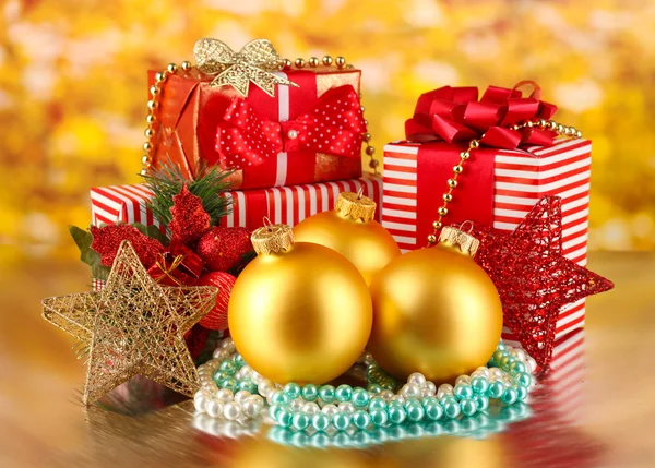 황금 배경에 크리스마스 장식 및 선물 상자 — 스톡 사진
