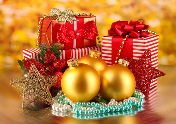 Weihnachtsdekoration und Geschenkboxen auf goldenem Hintergrund — Stockfoto