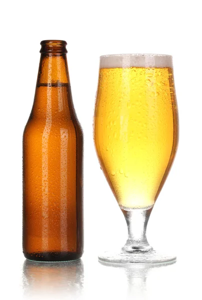 Bottiglia e bicchiere di birra isolati su bianco — Foto Stock