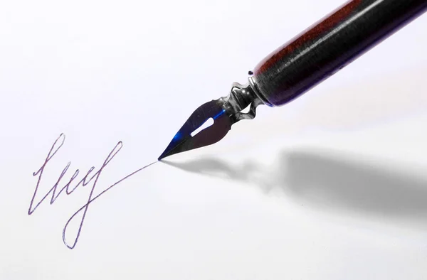 Primer plano de la firma (falso, no real) y pluma de tinta, aislado en blanco —  Fotos de Stock