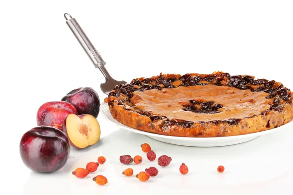 Tarte savoureuse sur assiette aux prunes isolées sur fond blanc — Photo