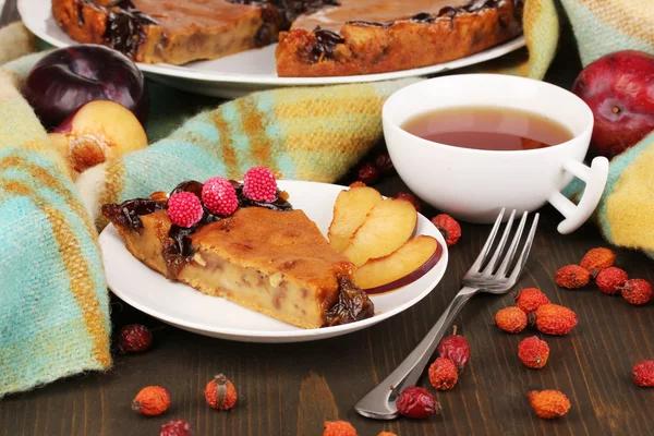 Torta saporita su piatto su tavolo di legno — Foto Stock