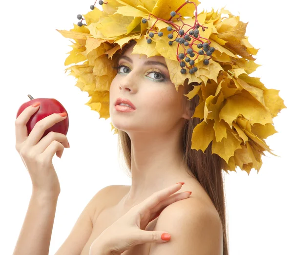 Красива молода жінка з жовтим осіннім вінком і яблуком, ізольована на білому — стокове фото