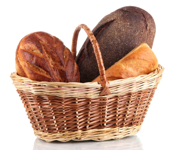 Pane fresco in cesto isolato su bianco — Foto Stock