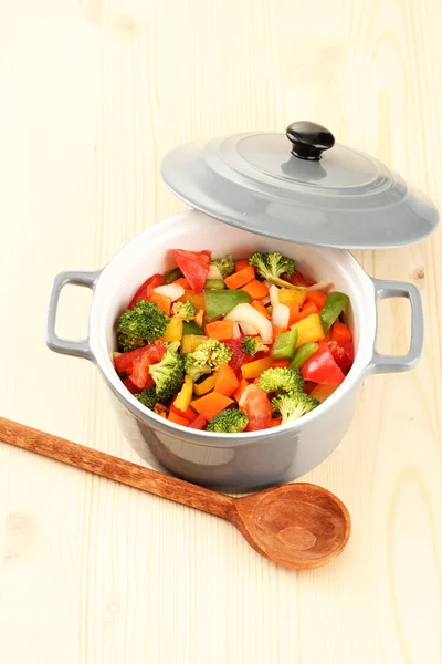 Estofado de verduras en maceta gris sobre fondo de madera —  Fotos de Stock