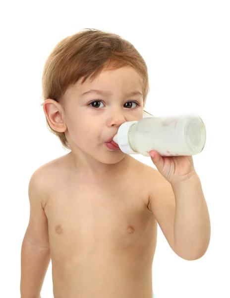 Mignon petit garçon avec bouteille de lait, isolé sur blanc — Photo