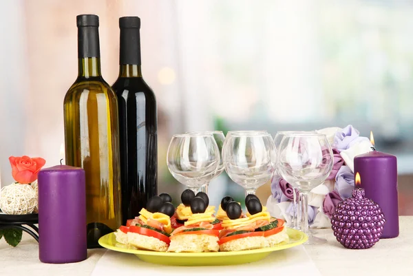 Canapes and wine in restaurant — Stock Photo, Image