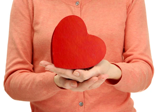 Rood hart in handen van de vrouw, close-up — Stockfoto