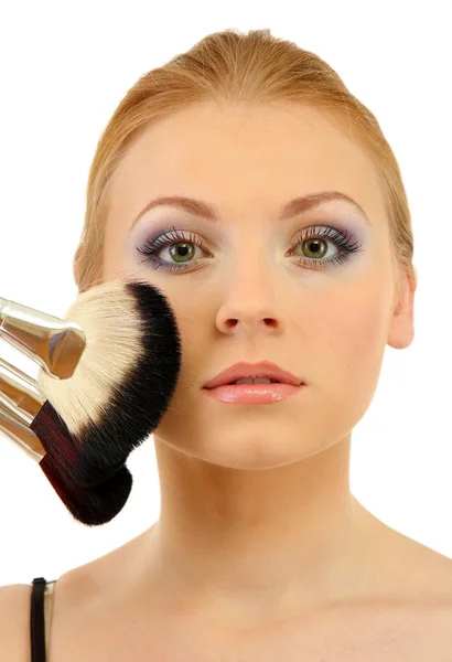 Porträtt av vacker kvinna med make-up penslar, isolerad på vit — Stockfoto