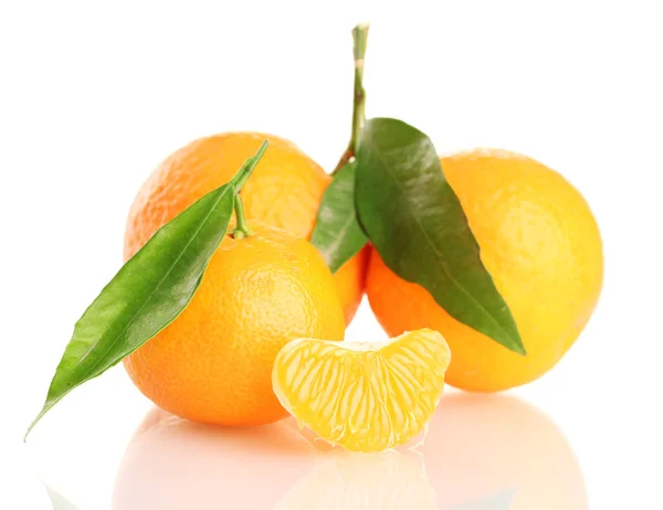 Mandarina dulce madura con hojas, aislada en blanco — Foto de Stock
