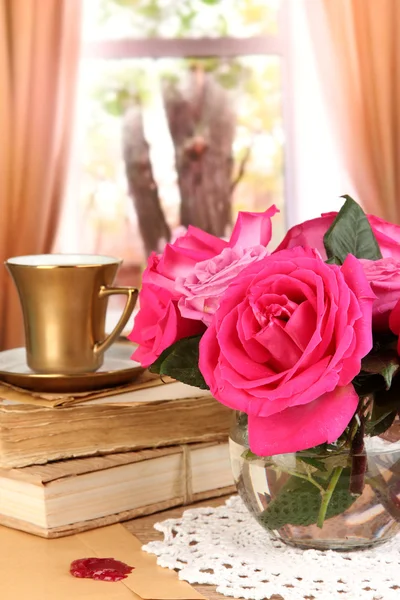 Schöne rosa Rosen in der Vase auf Holztisch auf Fensterhintergrund — Stockfoto