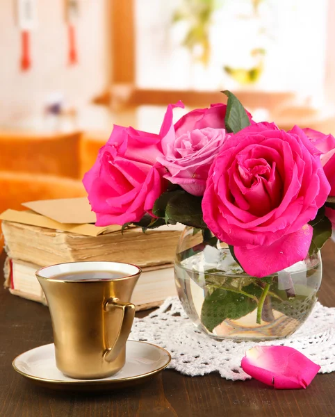 Belles roses roses dans un vase sur une table en bois sur fond de fenêtre — Photo